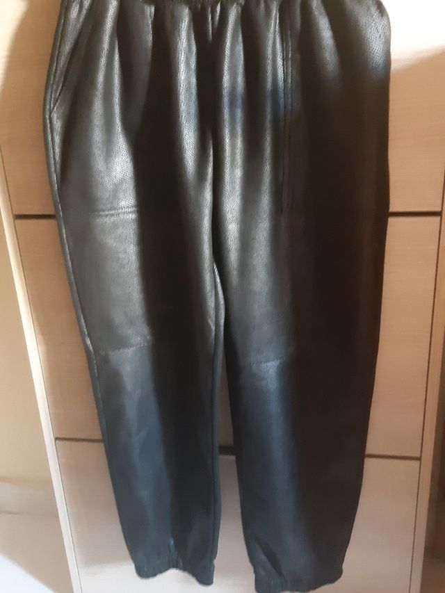 Pantalón negro imitación cuero