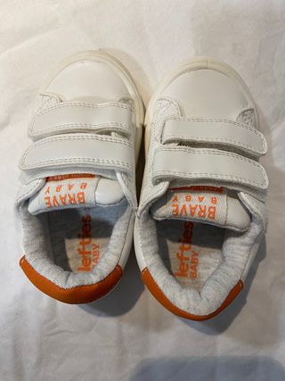 Zapatos de bebe de lefties del número 23 de segunda mano por 3,5 EUR en  Huelva en WALLAPOP