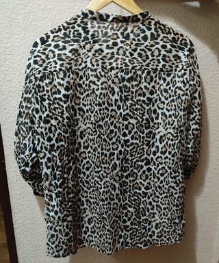 Camisa - Blusa estampado leopardo - Zara de segunda mano por 12 EUR en  Alicante en WALLAPOP
