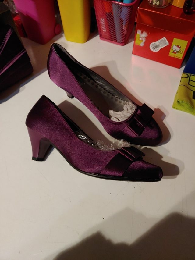 Zapatos + bolso forrados raso morado. T.37