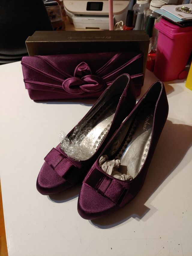 Zapatos + bolso forrados raso morado. T.37