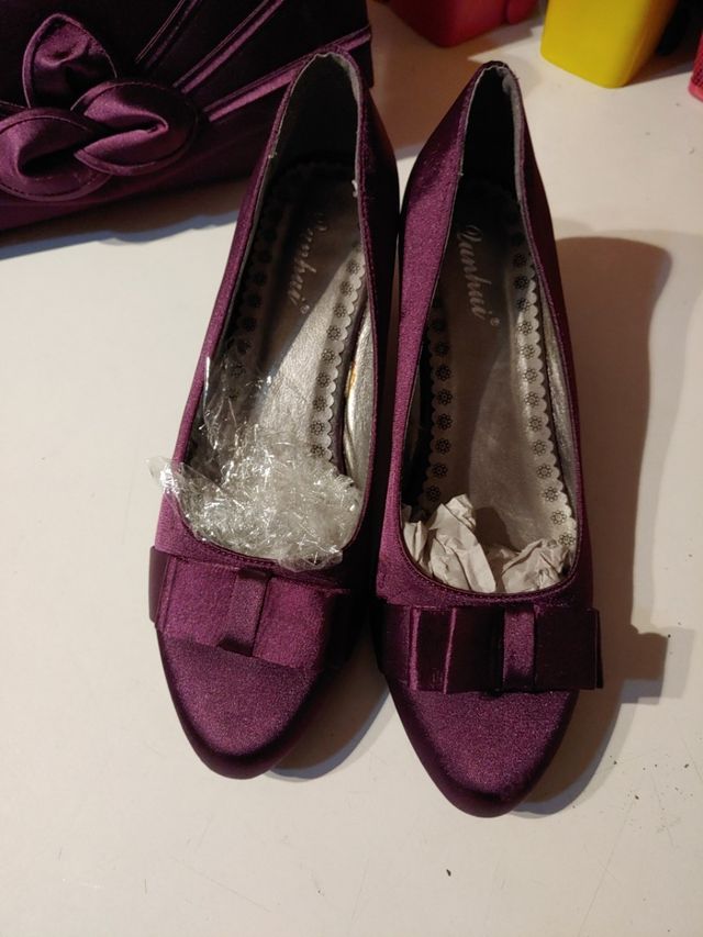 Zapatos + bolso forrados raso morado. T.37