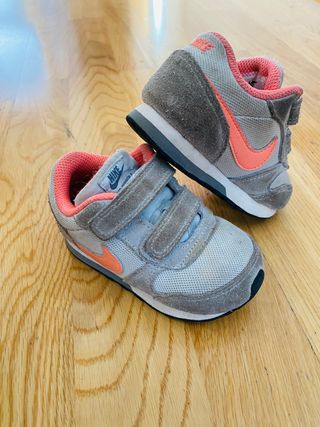 Zapatillas de deporte bebé número 22 de segunda mano por 5 EUR en  Guadalajara en WALLAPOP