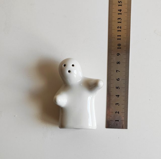 Conjunto sal y pimienta. 
Cerámica. Fantasmas