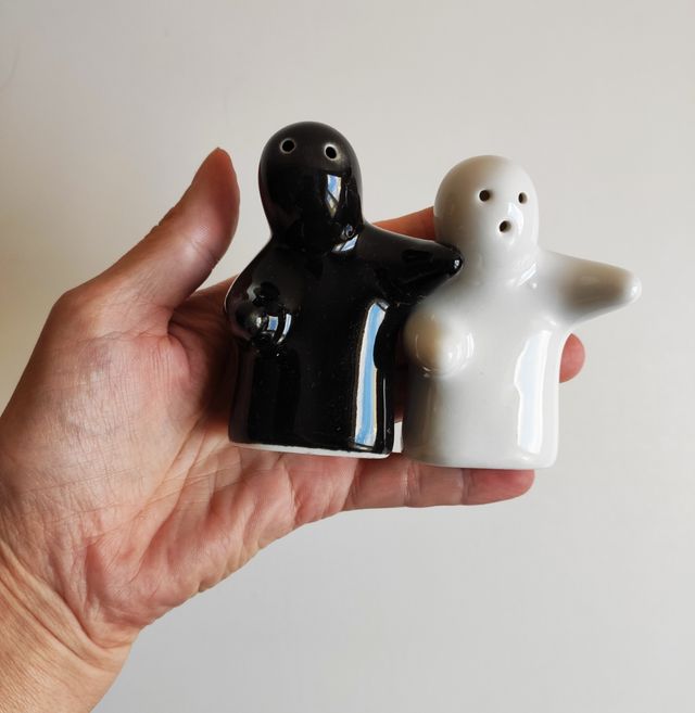 Conjunto sal y pimienta. 
Cerámica. Fantasmas