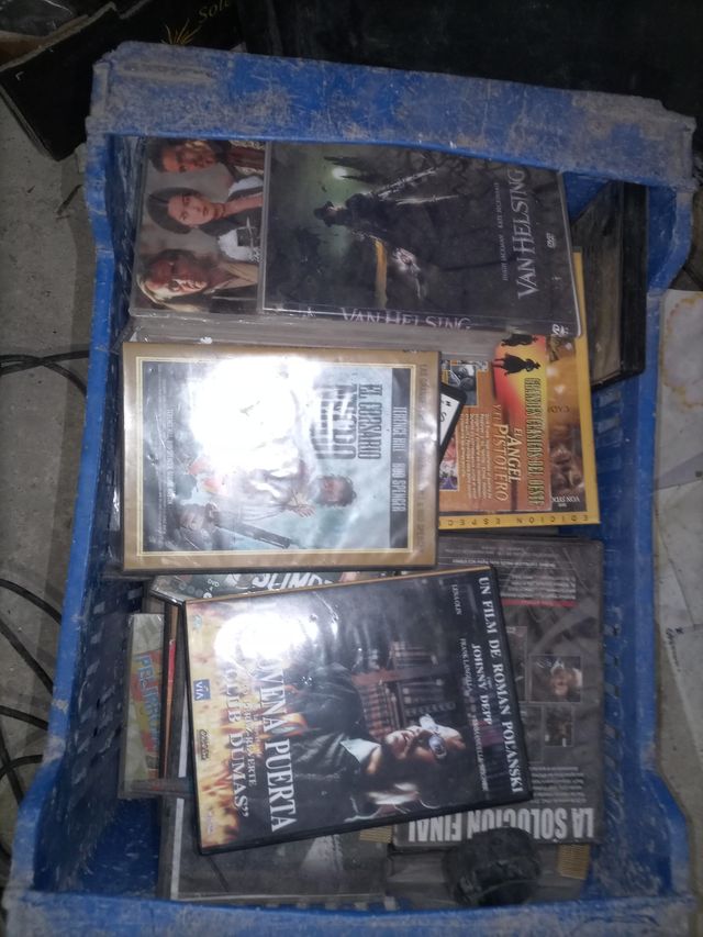 CD o VHS di nuovi film inediti.