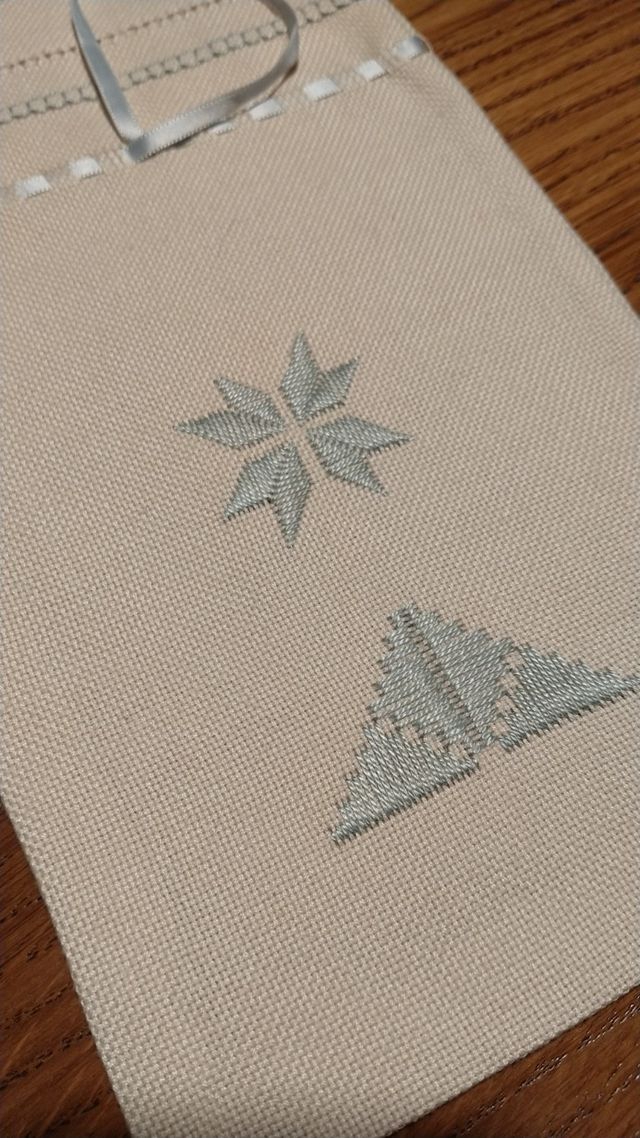 4 Sacchetti in tessuto ricamato