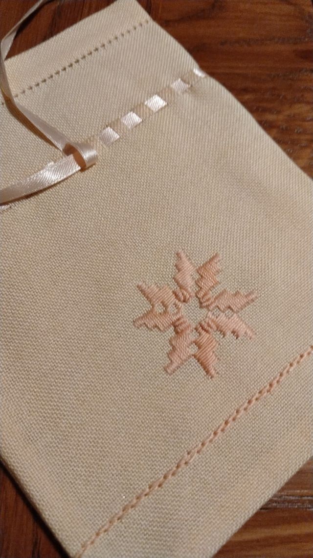 4 Sacchetti in tessuto ricamato