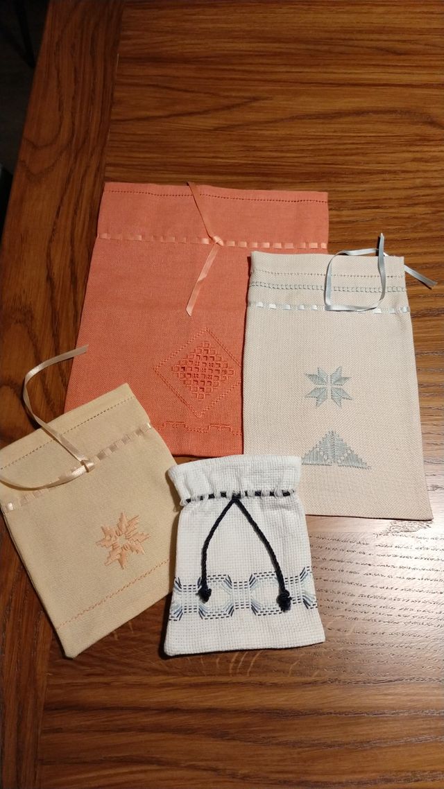 4 Sacchetti in tessuto ricamato