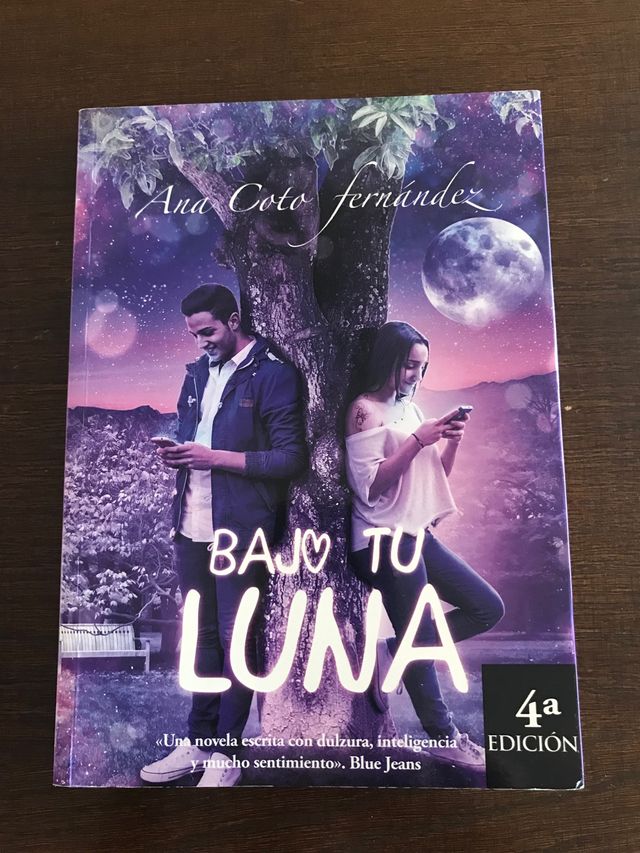 "Bajo tu luna" libro juvenil Ana Coto firmado