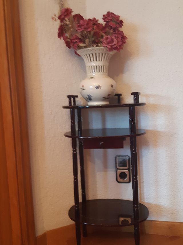 conjunto de mesita de marquetería y jarrón