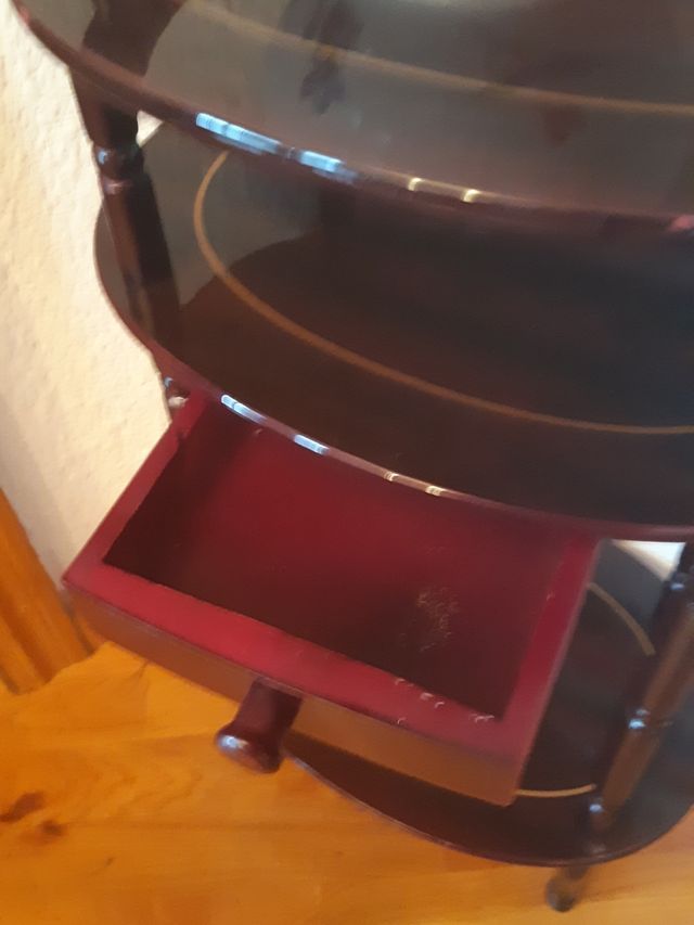 conjunto de mesita de marquetería y jarrón