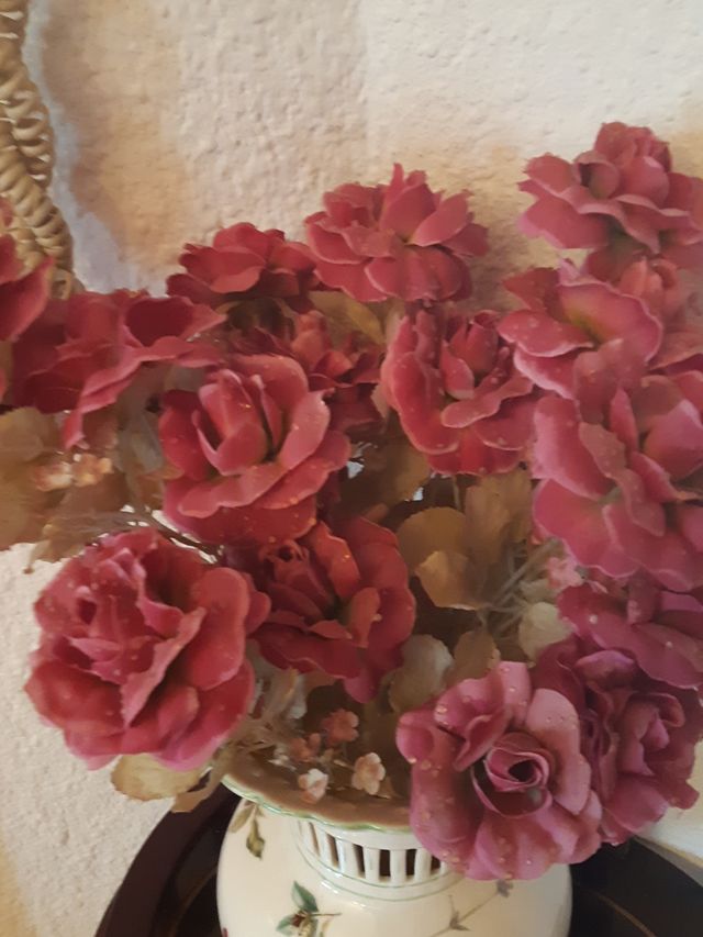 conjunto de mesita de marquetería y jarrón