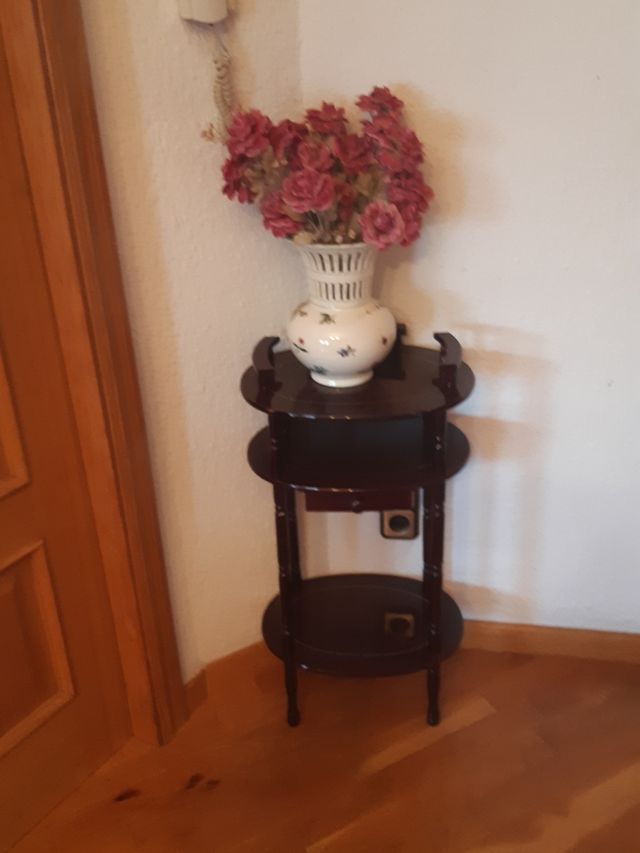 conjunto de mesita de marquetería y jarrón