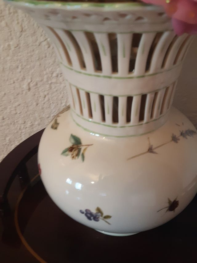 conjunto de mesita de marquetería y jarrón