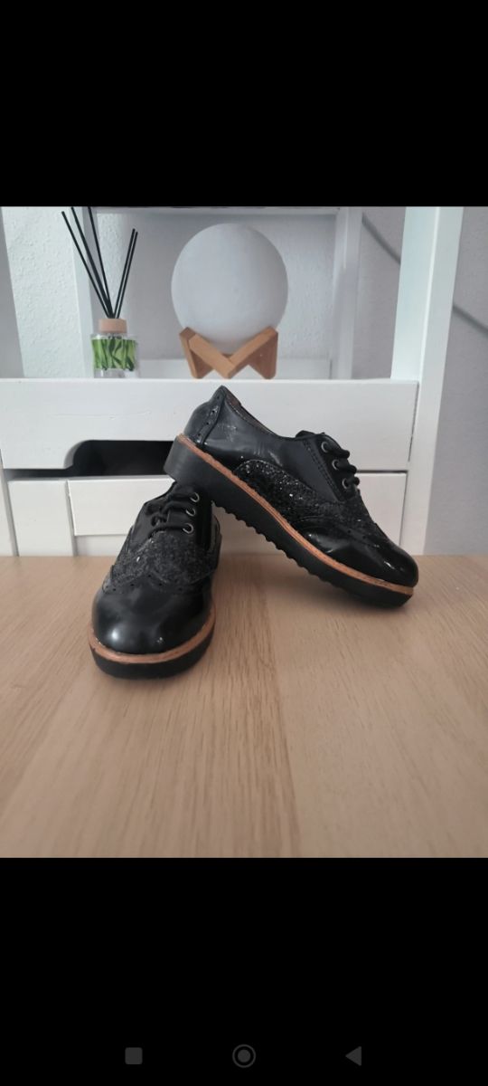 Zapatos de   cordones.Número 30