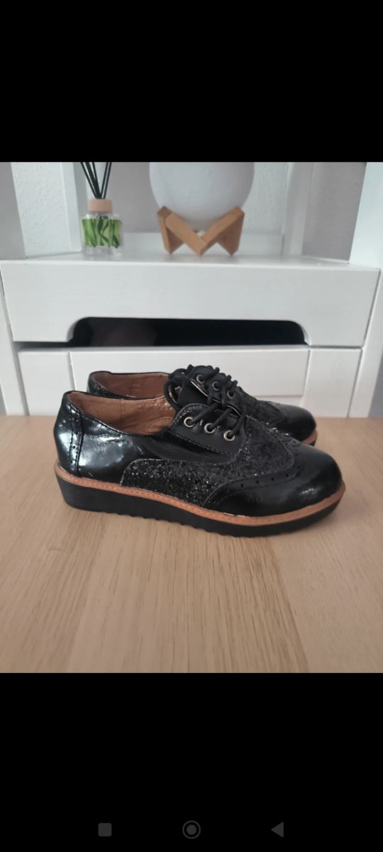 Zapatos de   cordones.Número 30