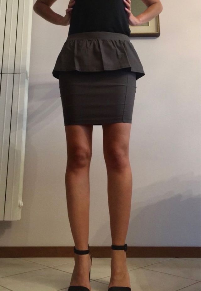 Minigonna grigia aderente