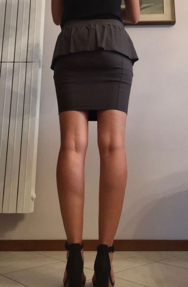 Minigonna grigia aderente