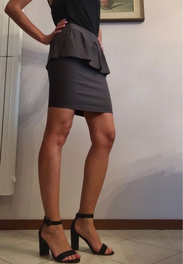 Minigonna grigia aderente