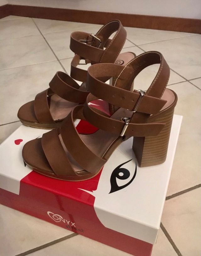 Sandalo marrone con tacco