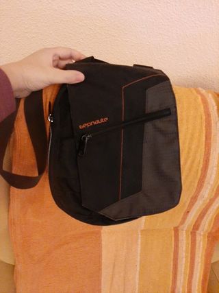 Bandolera bolso deportivo decathlon de segunda mano por 4 EUR en Alcalá de  Henares en WALLAPOP
