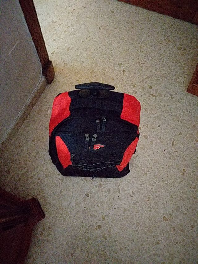 vendo maleta carro de viaje. buen tamaño.