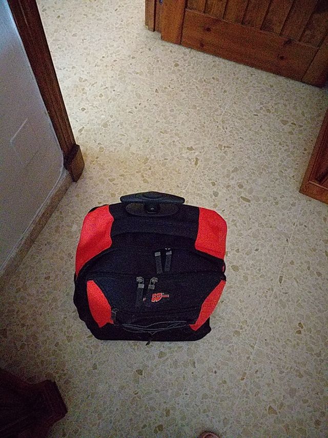 vendo maleta carro de viaje. buen tamaño.