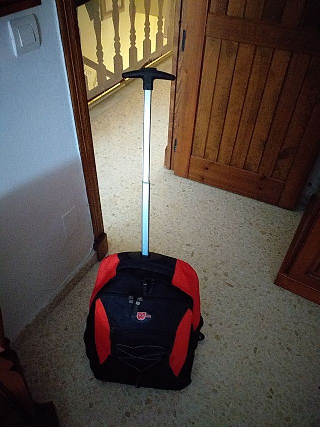 vendo maleta carro de viaje. buen tamaño.