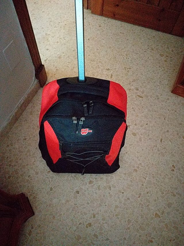 vendo maleta carro de viaje. buen tamaño.