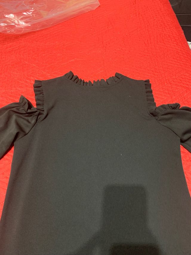 Vestito nero, corto, con spacchi sulle spalle 