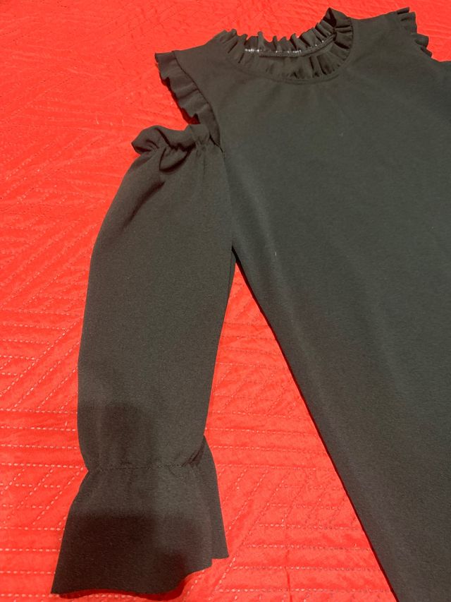 Vestito nero, corto, con spacchi sulle spalle 