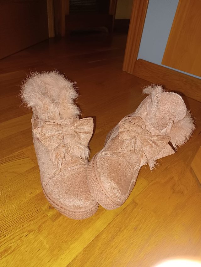 botas de pelo rosas
