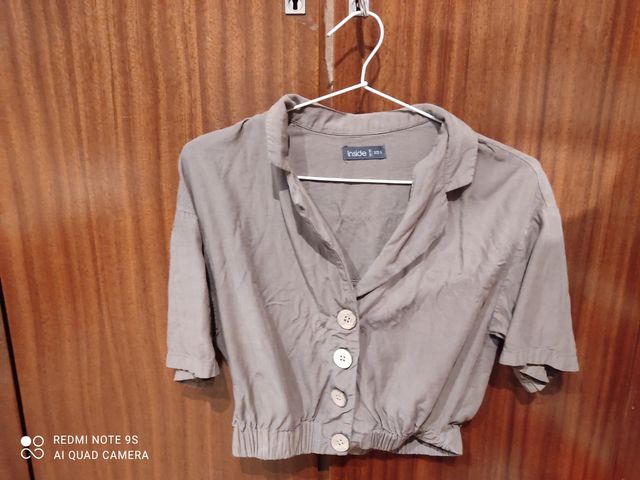 camiseta marroncita de manga corta