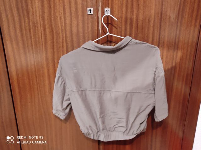 camiseta marroncita de manga corta