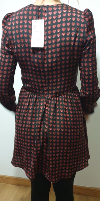 Vestido negro estampado corazones rojos de Zara. de segunda mano por 14 EUR  en León en WALLAPOP