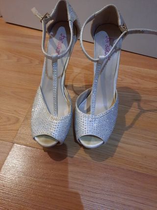 Sandalias plata fiesta boda de segunda mano por 8 EUR en Madrid en WALLAPOP