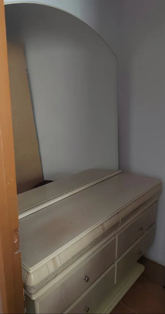 Cómoda habitación con espejo