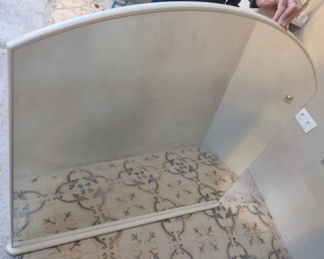 Cómoda habitación con espejo