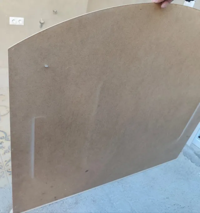 Cómoda habitación con espejo