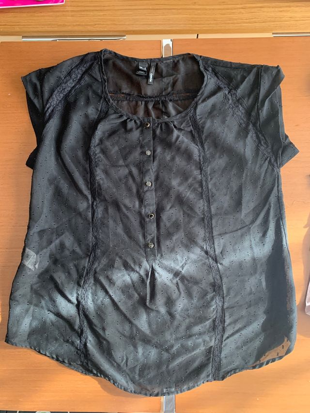 Ropa de mujer pantalón y camisetas