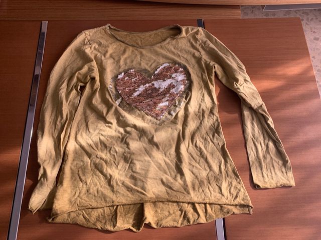Ropa de mujer pantalón y camisetas