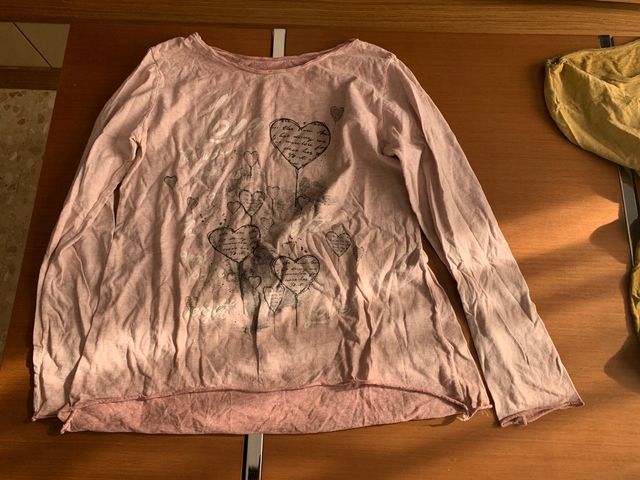 Ropa de mujer pantalón y camisetas