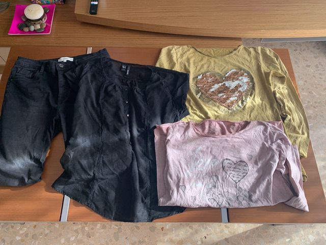 Ropa de mujer pantalón y camisetas