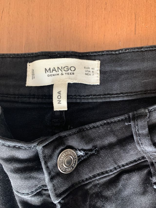Ropa de mujer pantalón y camisetas
