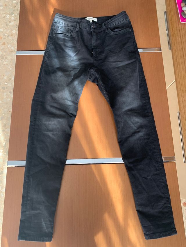 Ropa de mujer pantalón y camisetas