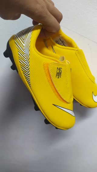 Botas de fútbol con velcro de segunda mano en WALLAPOP