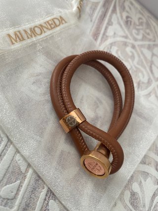 PULSERA MI MONEDA CUERO MARRON Y MONEDA ROSA