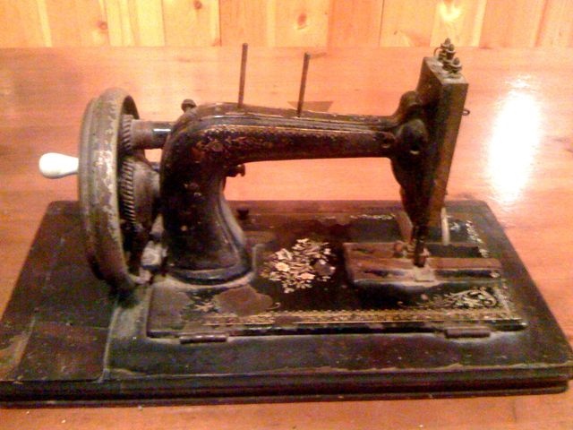 Macchina da cucire SINGER a manovella