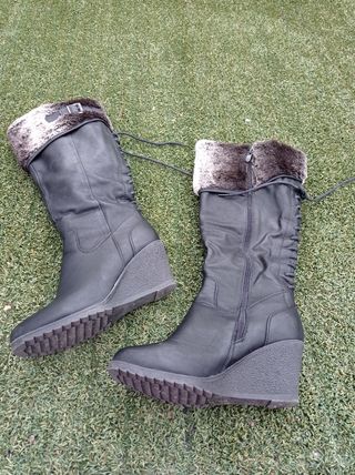 Botas negras cuña de segunda mano por 10 EUR en Daganzo de Arriba en  WALLAPOP